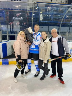 19.04.2026 На Чемпионат ЯНАО по хоккею среди мужчин принимал участие игрок "Команды 89" Денис Хусаинов. Сейчас Денис несёт службу в зоне специальной военной операции.